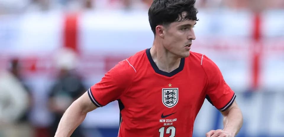 Jugador de Inglaterra corriendo en partido de fútbol