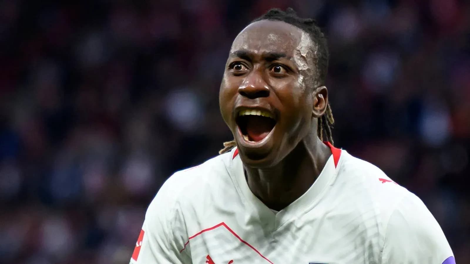 Jugador celebrando un gol durante el partido