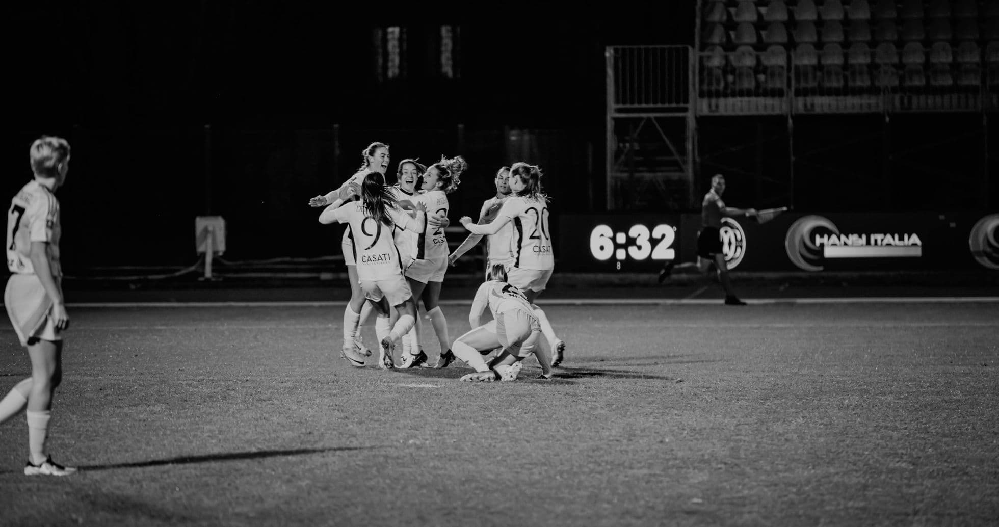 Jugadoras celebrando un gol en el partido