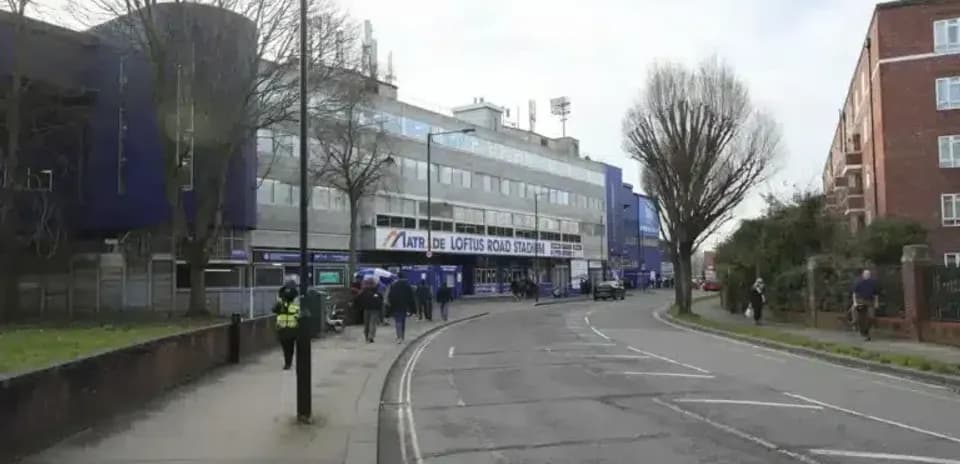 Fachada del estadio Loftus Road y calle adyacente
