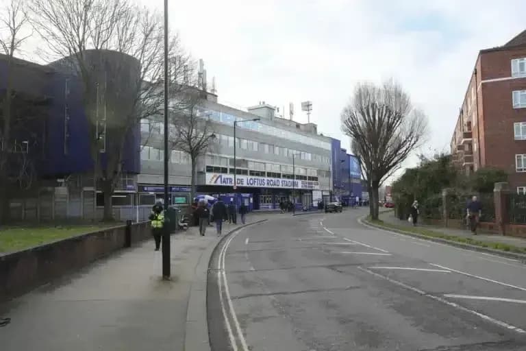 Fachada del estadio Loftus Road y calle adyacente