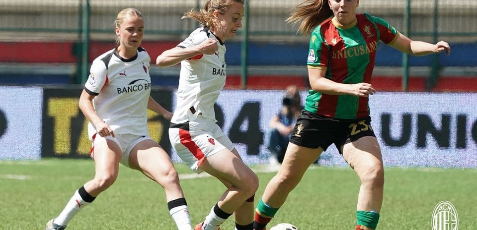 Jugadora de Ternana W controla el balón