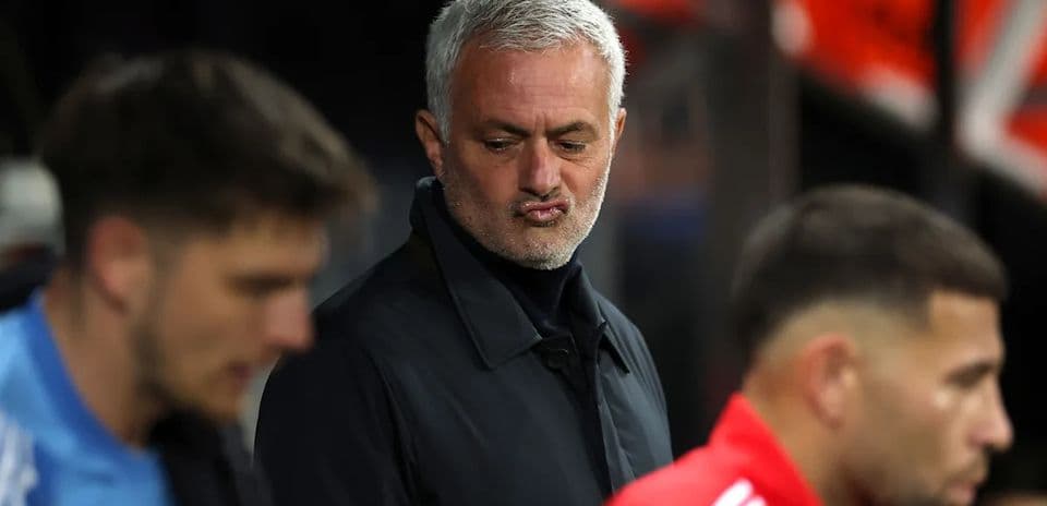 Entrenador observando desde el banquillo durante el partido