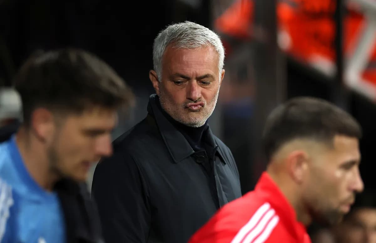Entrenador observando desde el banquillo durante el partido