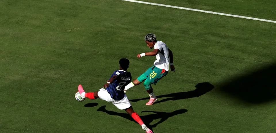 Jugador evitando la entrada de oponente en el campo