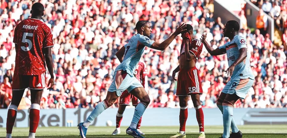 Jugadores de Liverpool y Brentford en acción