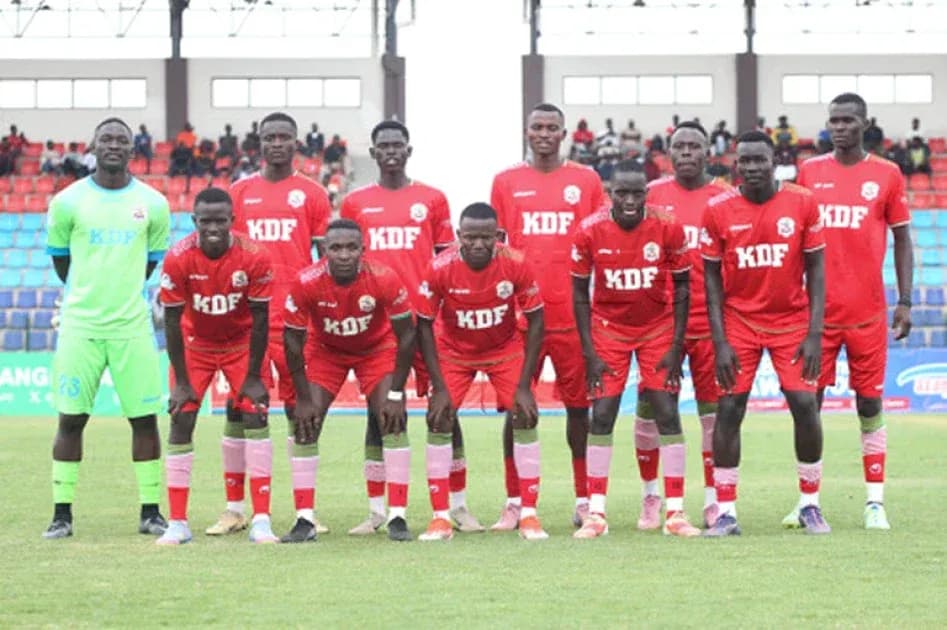 Equipo de fútbol KDF posando en el campo