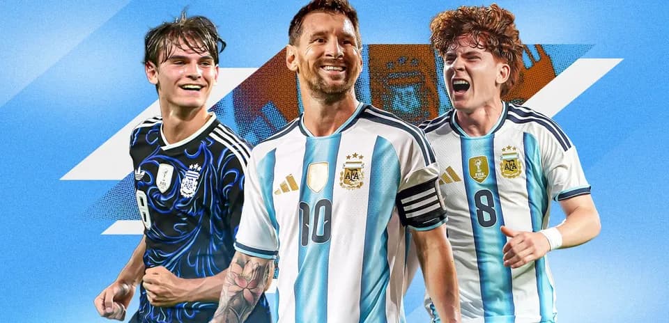 Tres jugadores de Argentina posando con camisetas