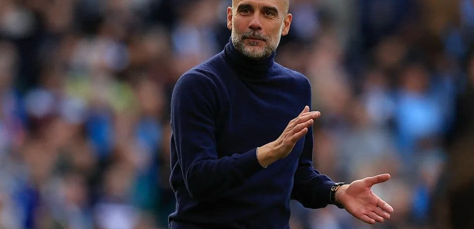Entrenador gesticulando durante un partido de fútbol