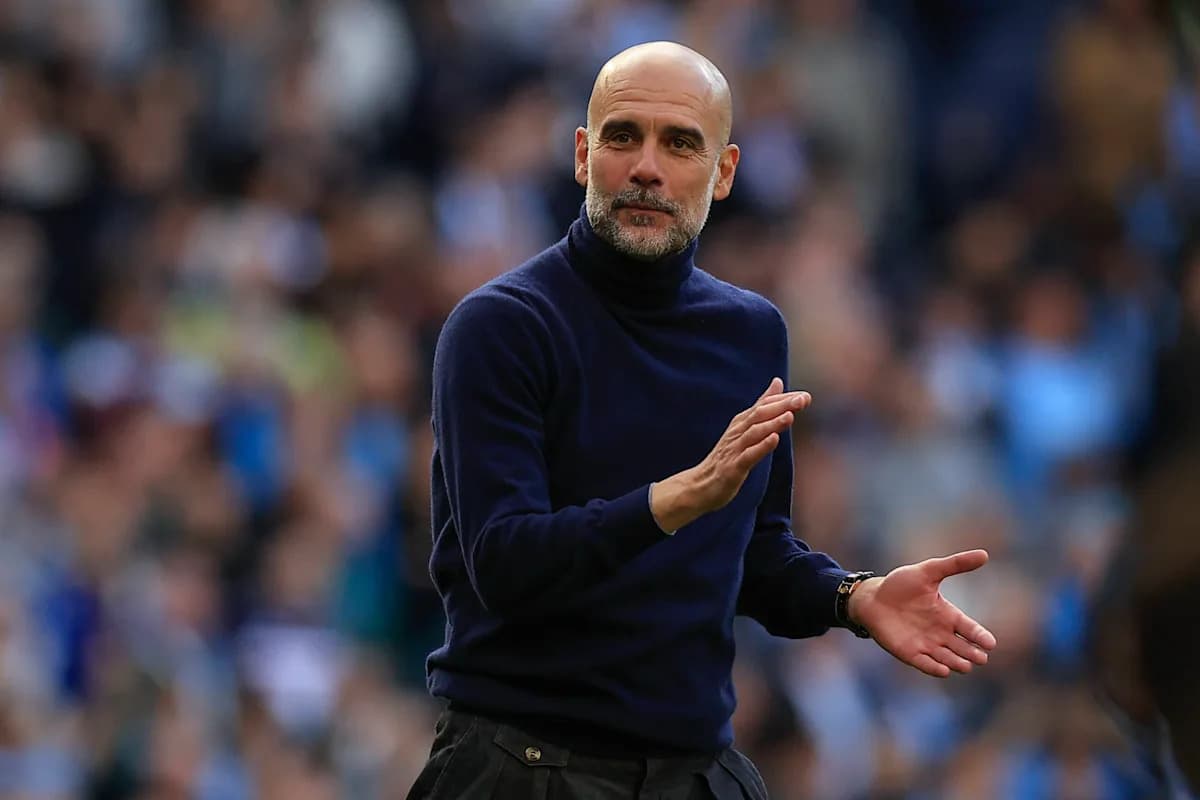 Entrenador gesticulando durante un partido de fútbol