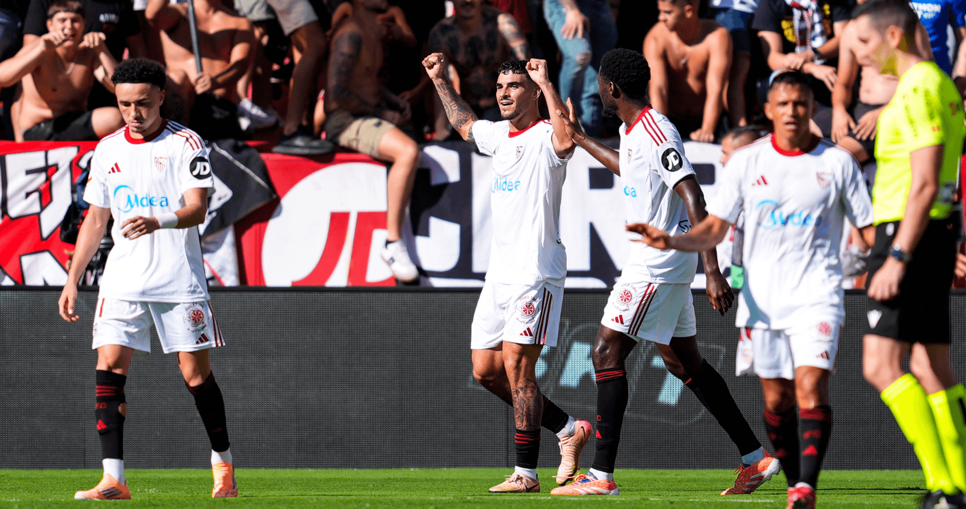 Jugadores de Sevilla celebrando un gol