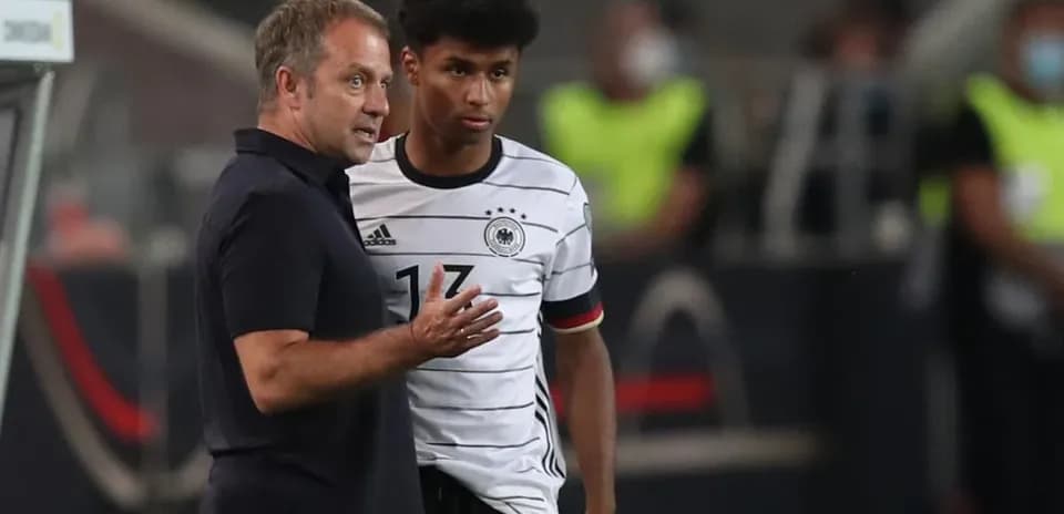 Entrenador hablando con jugador durante un partido