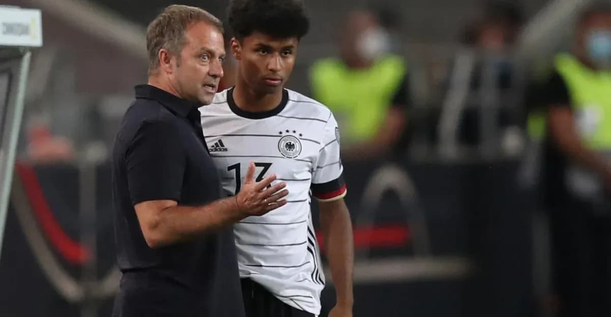 Entrenador hablando con jugador durante un partido