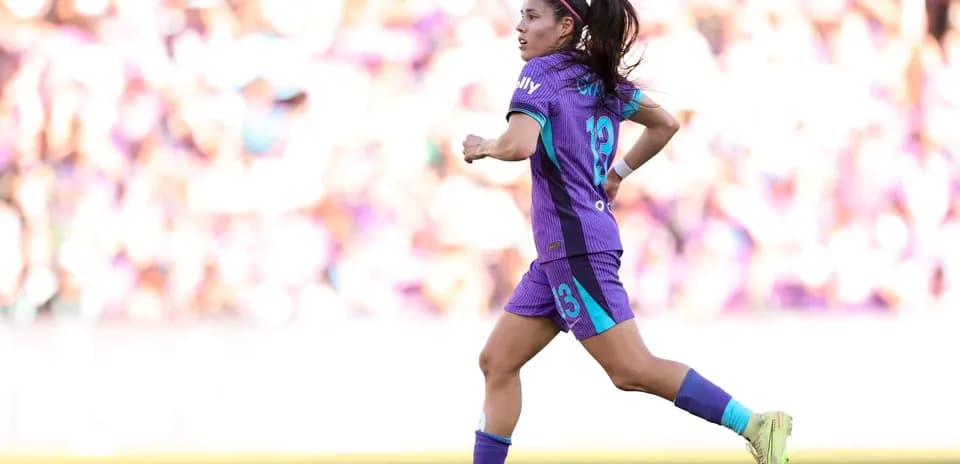Jugadora corriendo durante el partido de fútbol