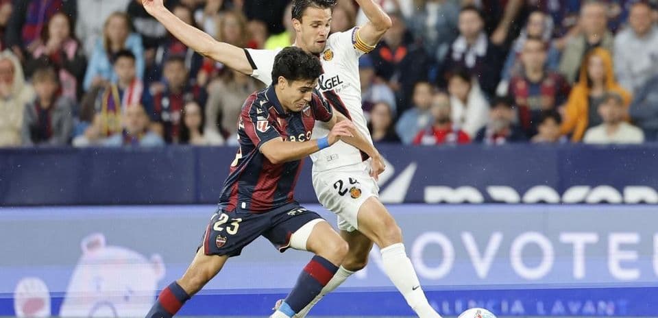 Jugadores de Levante y Mallorca en acción