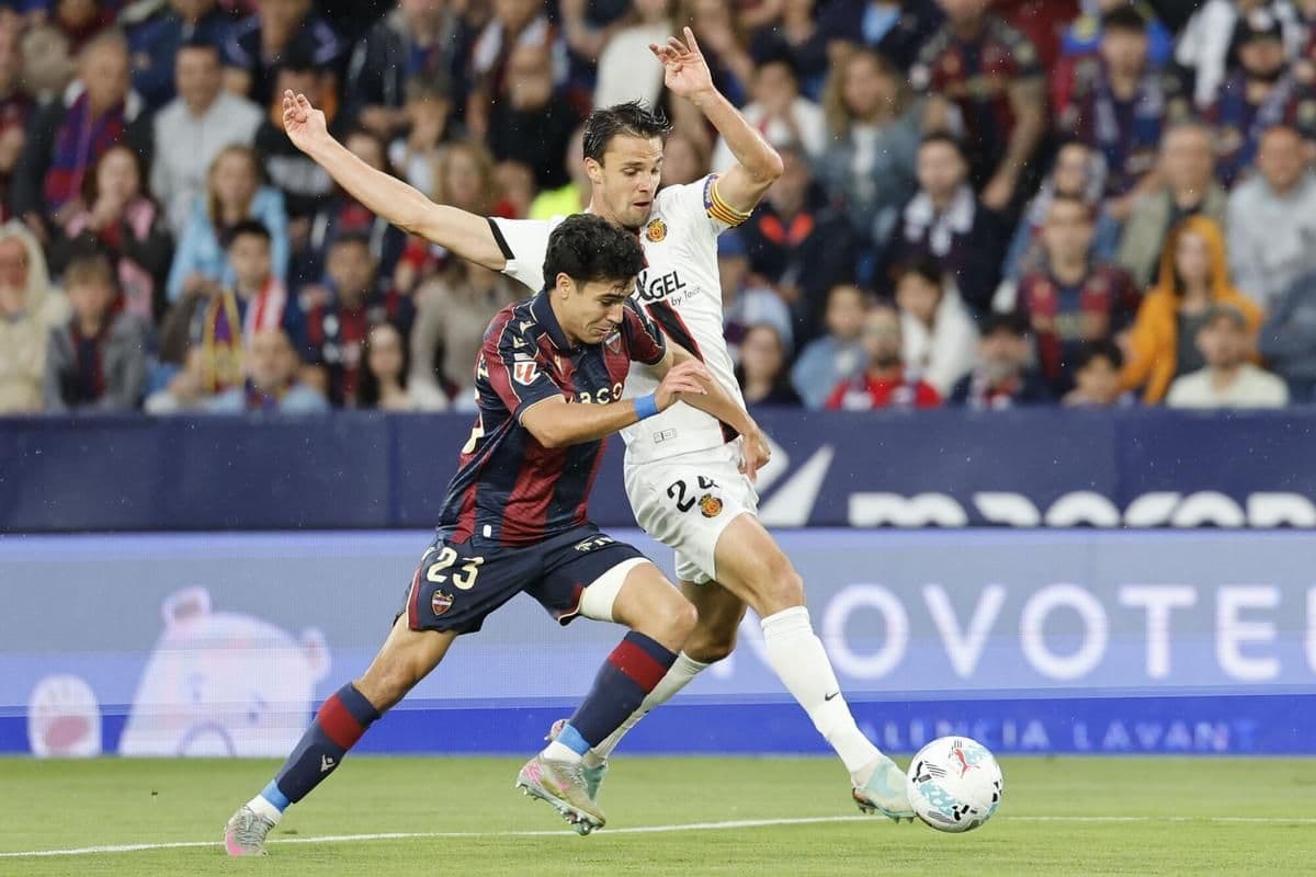Jugadores de Levante y Mallorca en acción