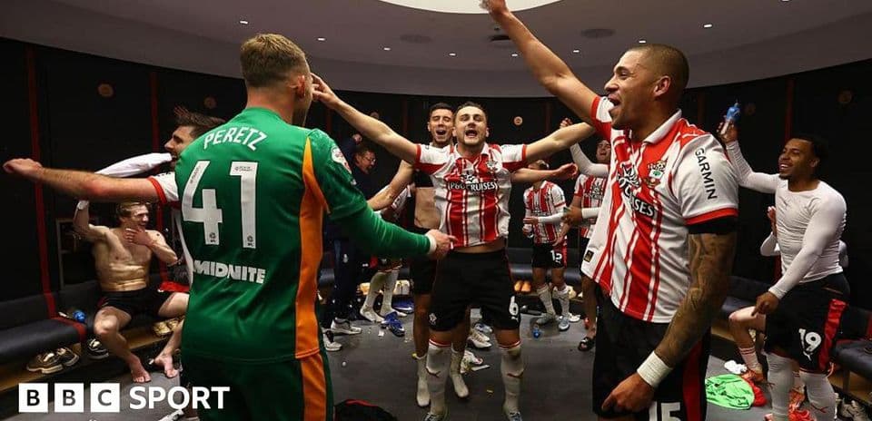 Jugadores celebrando en vestuario después del partido