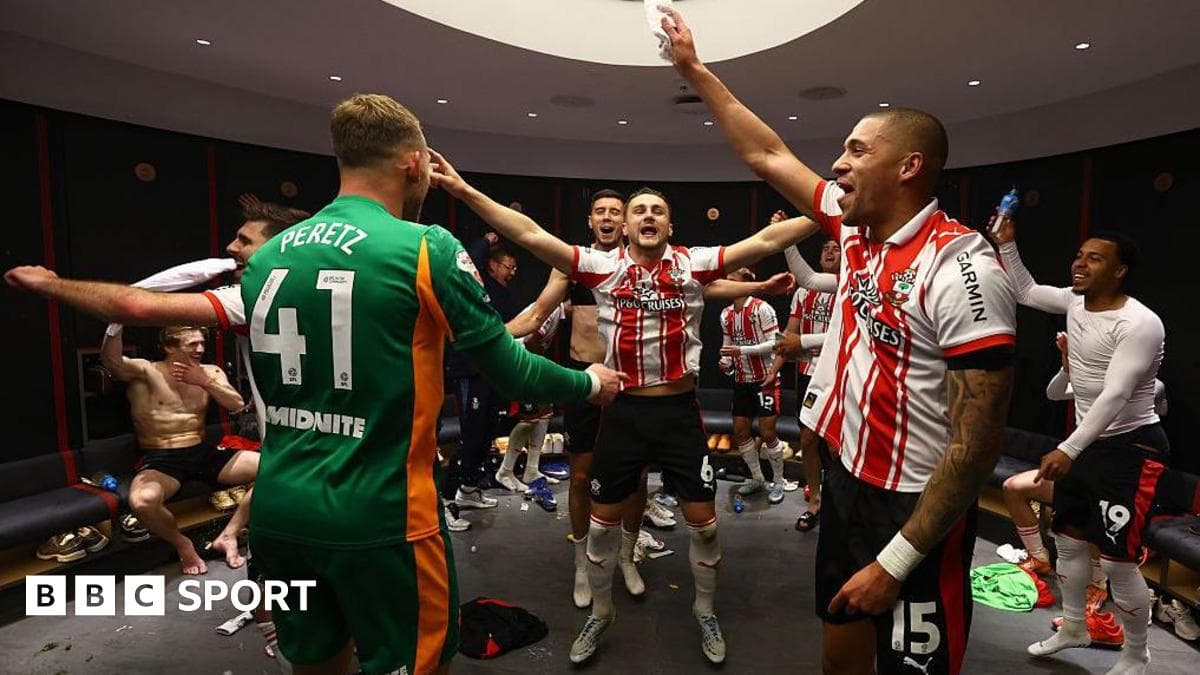 Jugadores celebrando en vestuario después del partido