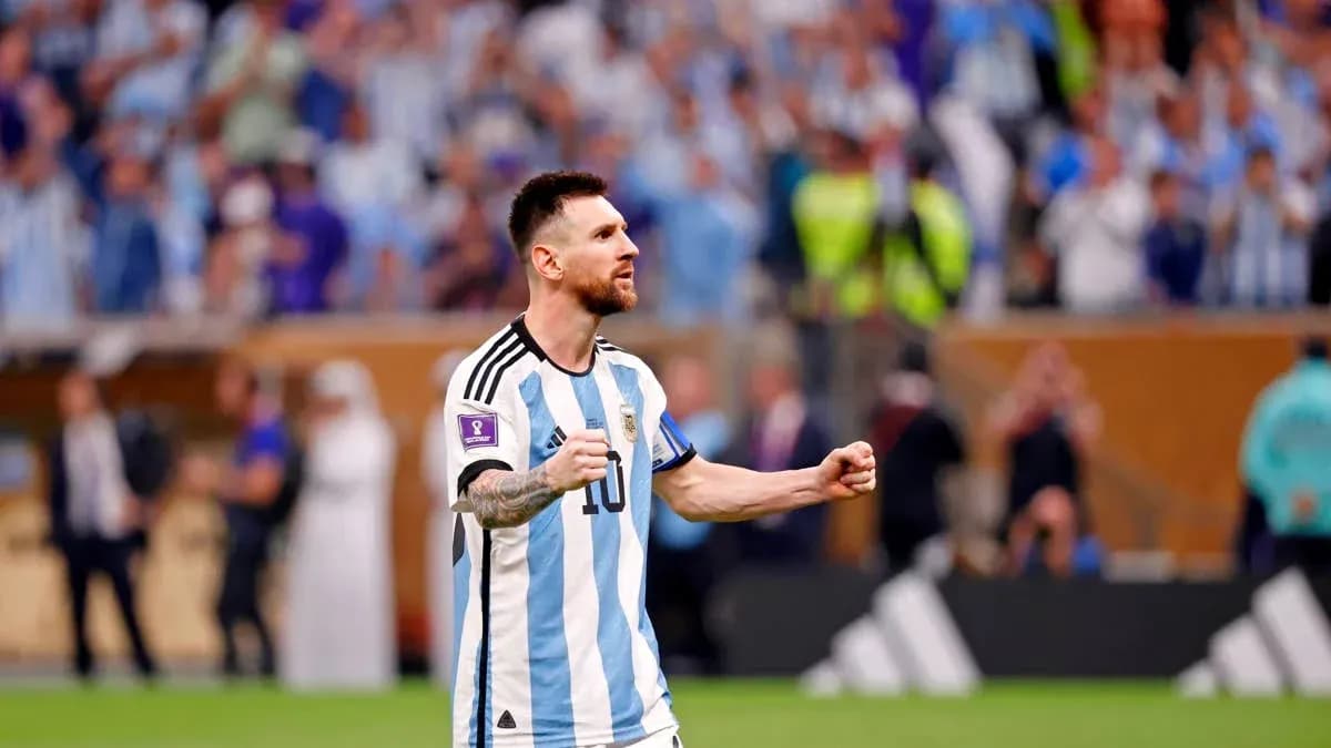 Lionel Messi celebrando frente a la afición argentina
