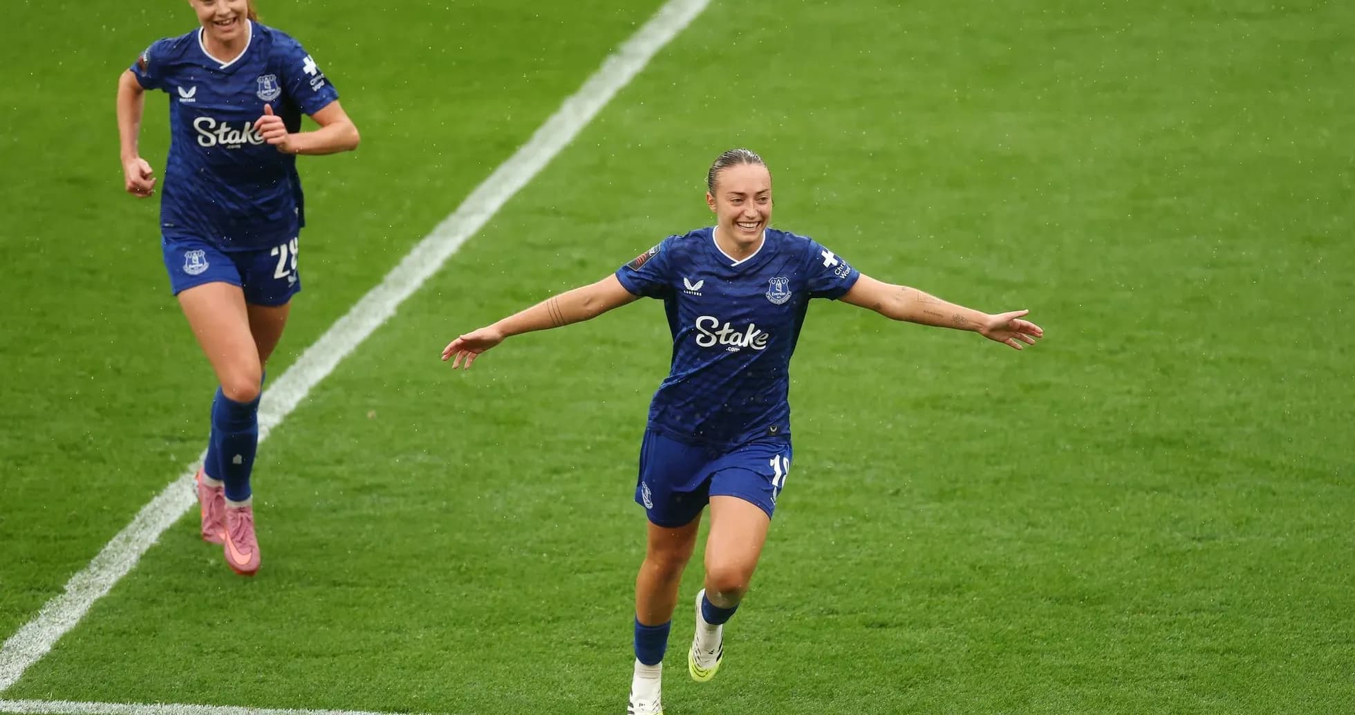 Jugadora de Everton celebra un gol en el partido