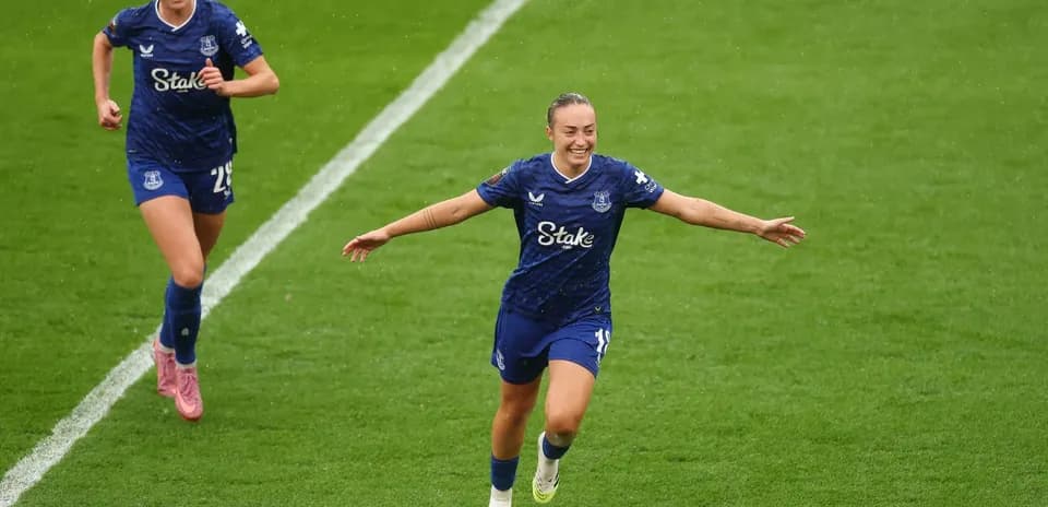 Jugadora de Everton celebra un gol en el partido