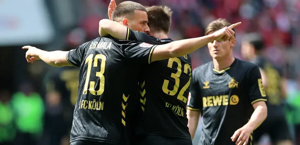 Jugadores de FC Köln celebrando un gol juntos