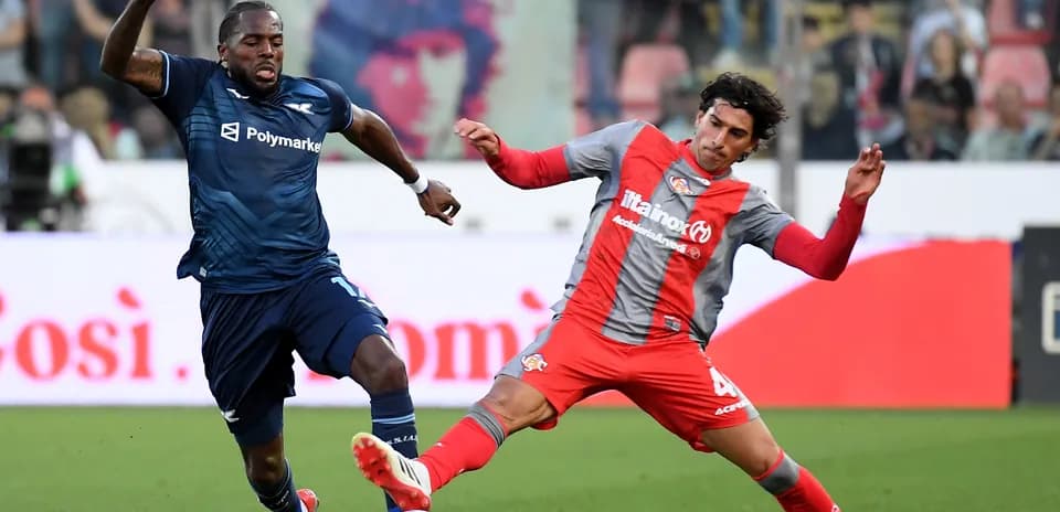 Jugadores de Cremonese y Lazio disputando el balón