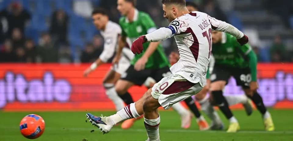 Jugador de Torino pateando un penalti