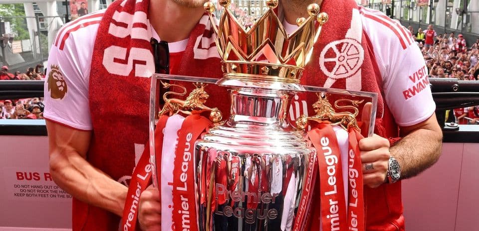 Jugadores celebrando con el trofeo de Premier League