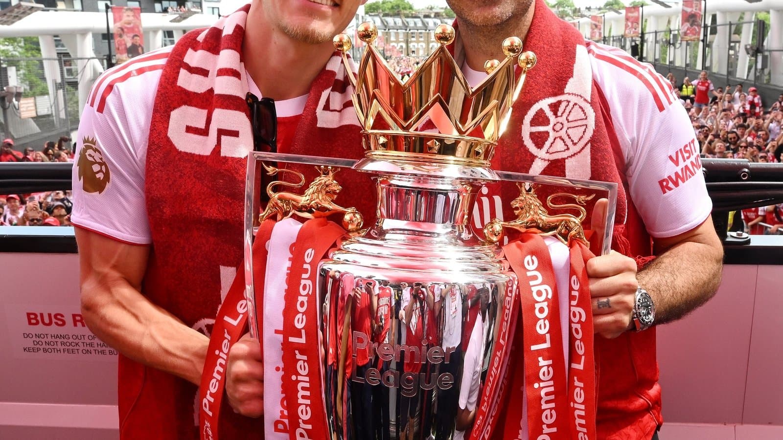Jugadores celebrando con el trofeo de Premier League