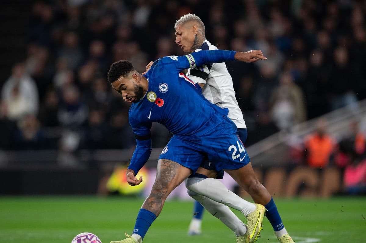 Jugadores de Chelsea y Tottenham en acción