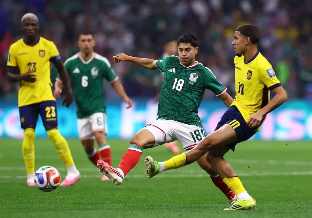 Jugador de México desafiando a jugador de Ecuador