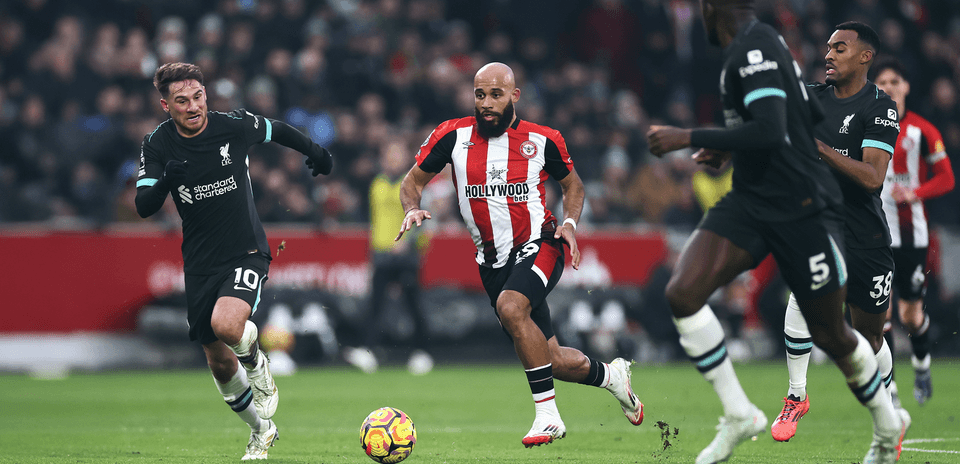 Jugador de Brentford corriendo con el balón