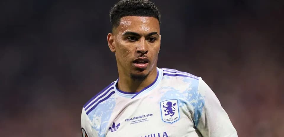Jugador de Aston Villa en acción durante partido