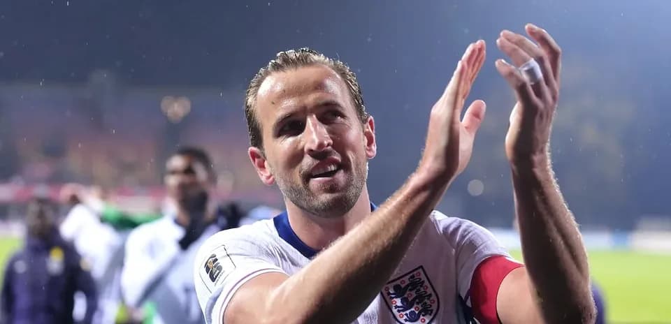 Jugador de Inglaterra aplaudiendo después del partido