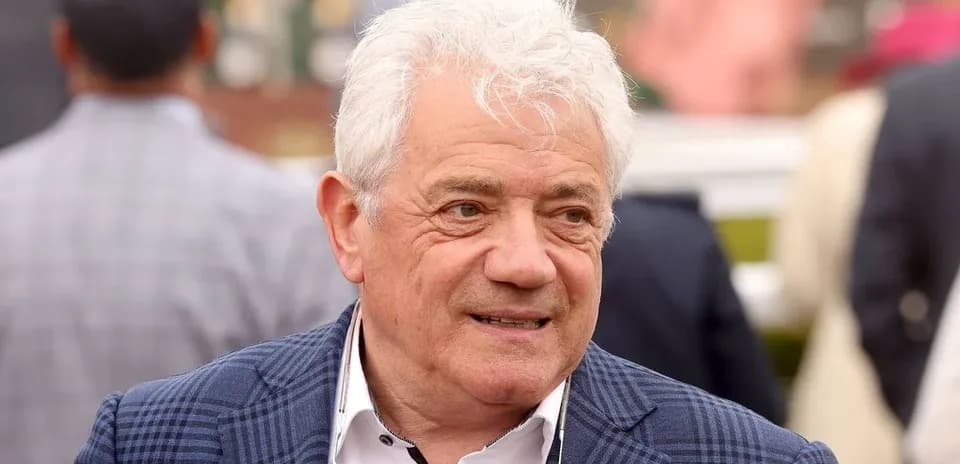 Hombre con cabello canoso en evento hípico