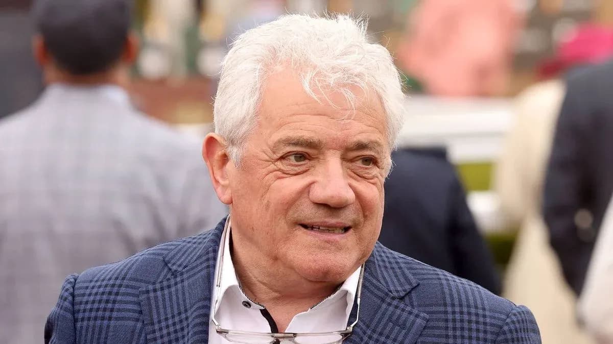 Hombre con cabello canoso en evento hípico