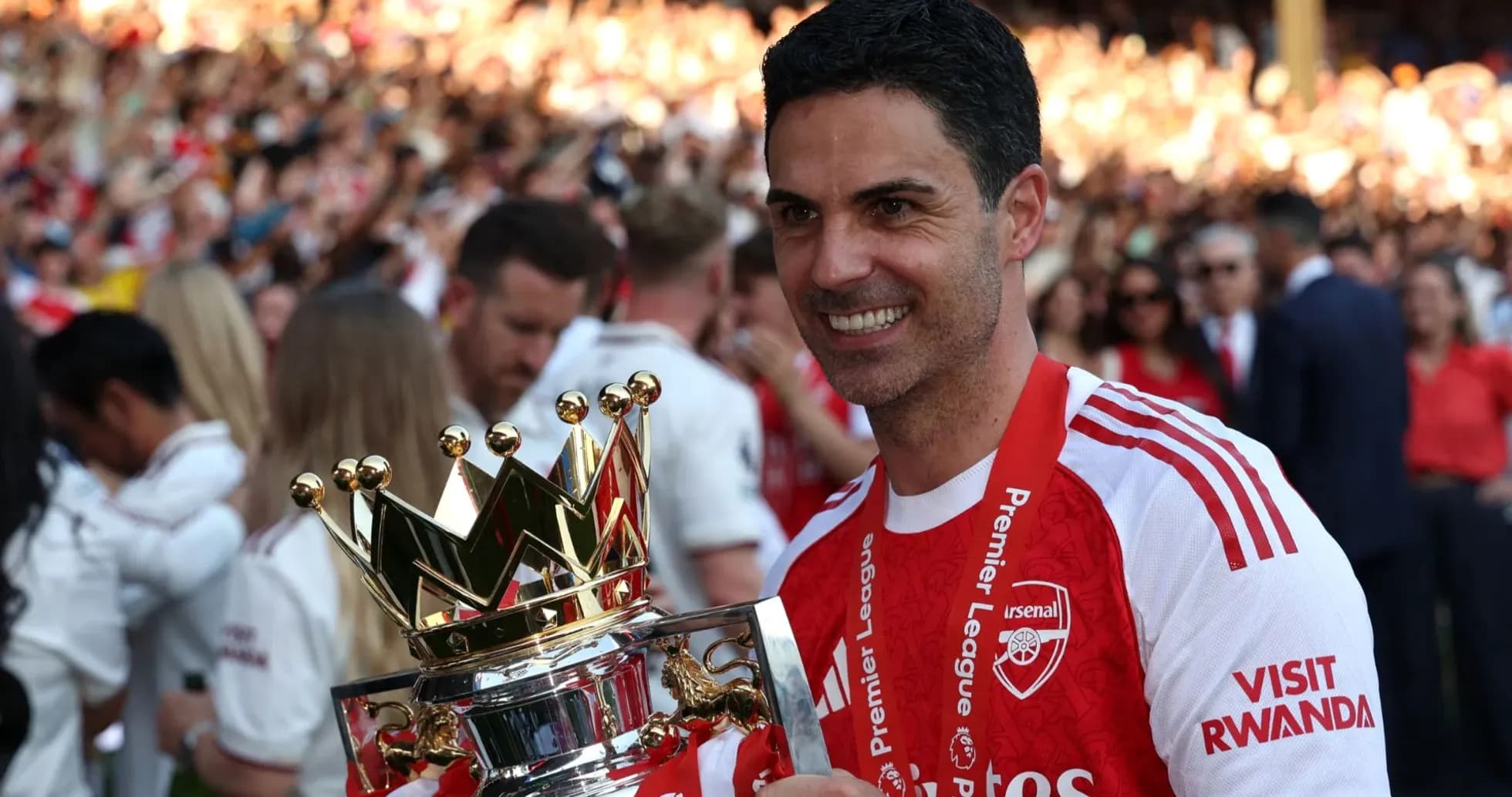 Entrenador de Arsenal sosteniendo el trofeo de la Premier League