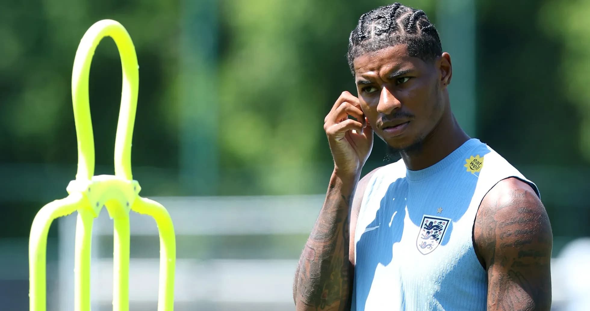 Jugador durante entrenamiento con cono de marcaje