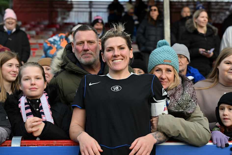 Jugadora sonriente con aficionados en el fondo