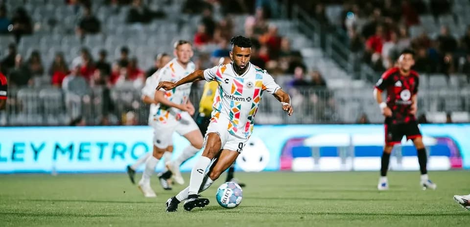 Jugador de Phoenix Rising con el balón en el campo