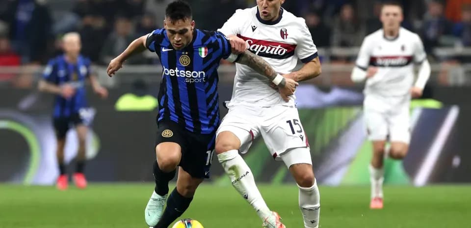 Luchando por el balón en el partido Bologna vs Inter