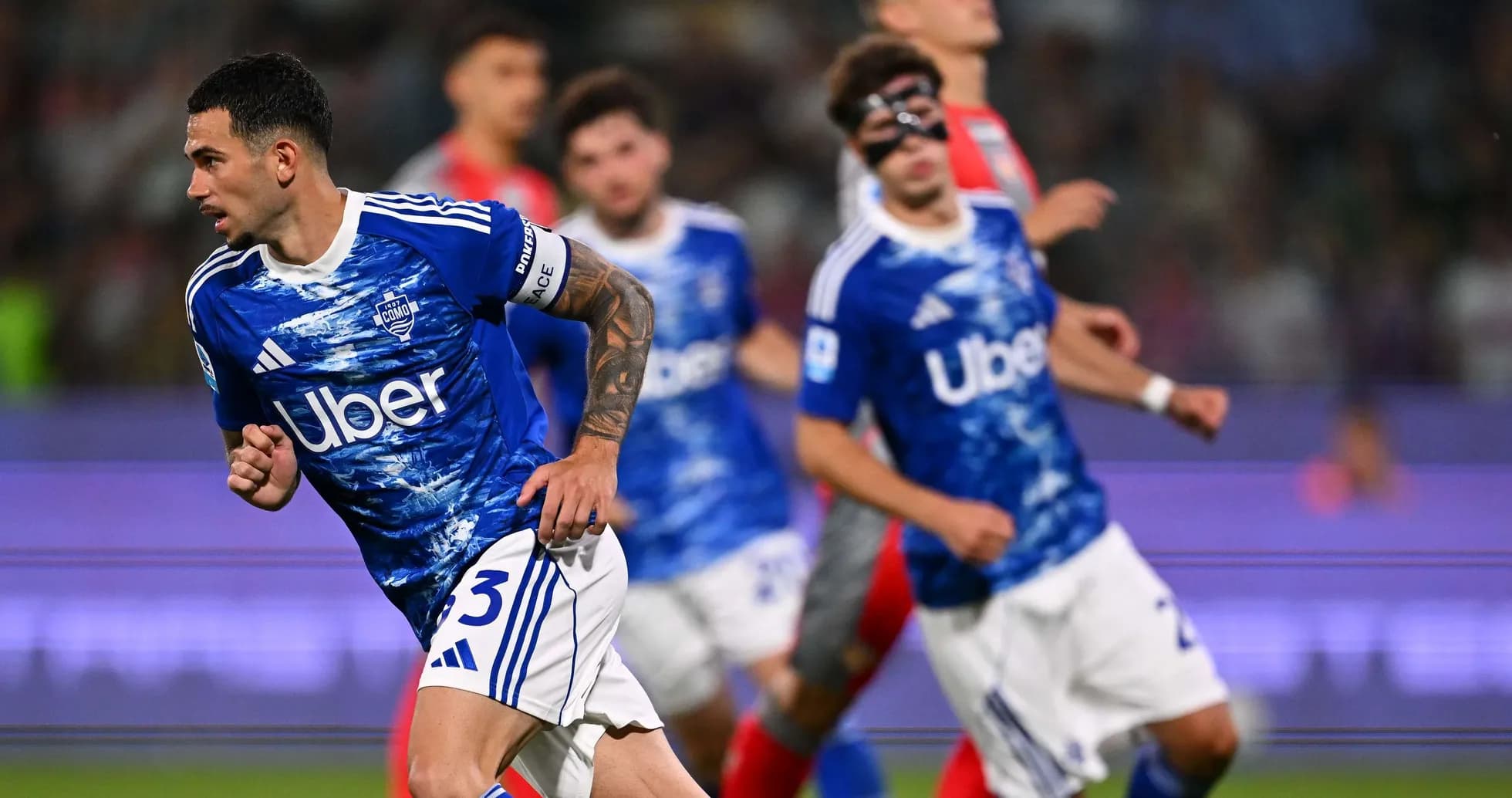 Jugador de Como corriendo durante el partido