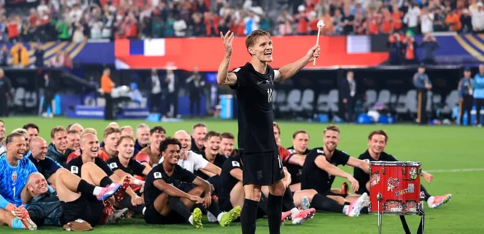 Jugador celebrando con compañeros en el campo