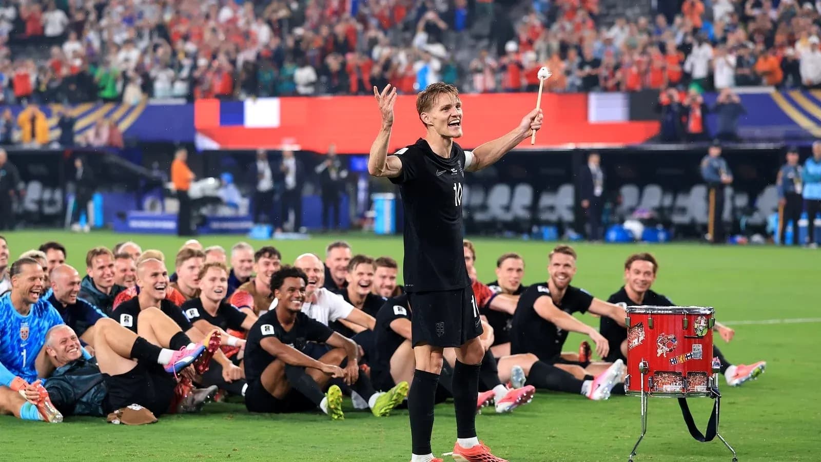 Jugador celebrando con compañeros en el campo