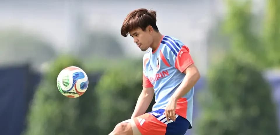 Jugador japonés controlando un balón en entrenamiento