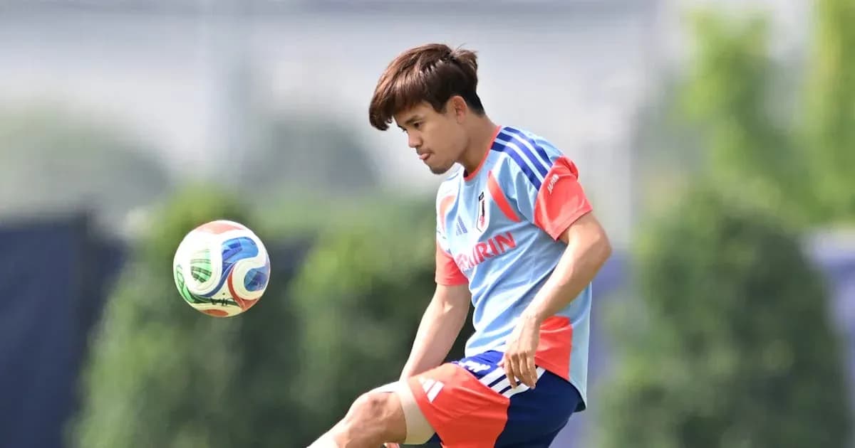 Jugador japonés controlando un balón en entrenamiento
