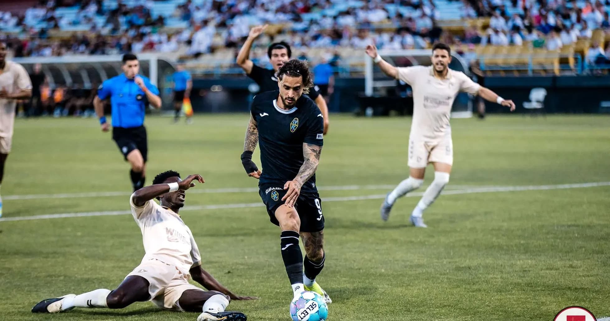 Jugador esquivando a un oponente en el partido