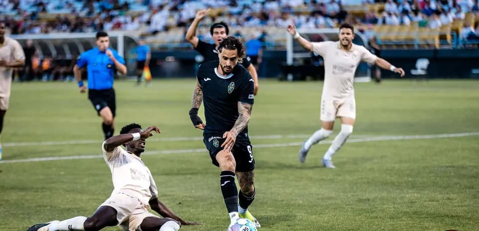 Jugador esquivando a un oponente en el partido