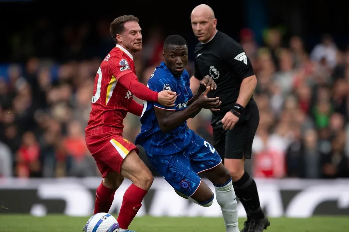 Jugador de Liverpool y Chelsea en acción